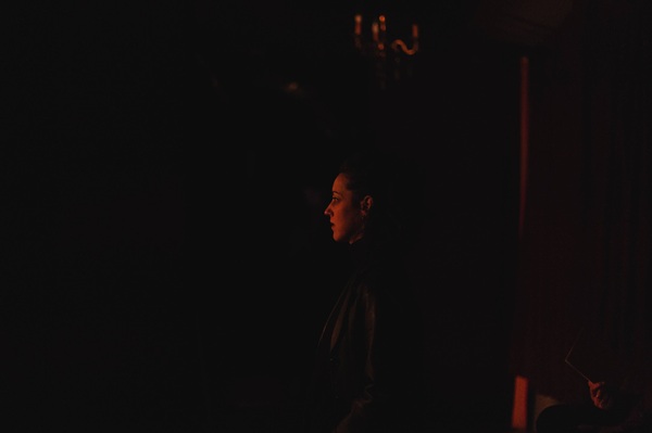 Comédienne sur scène