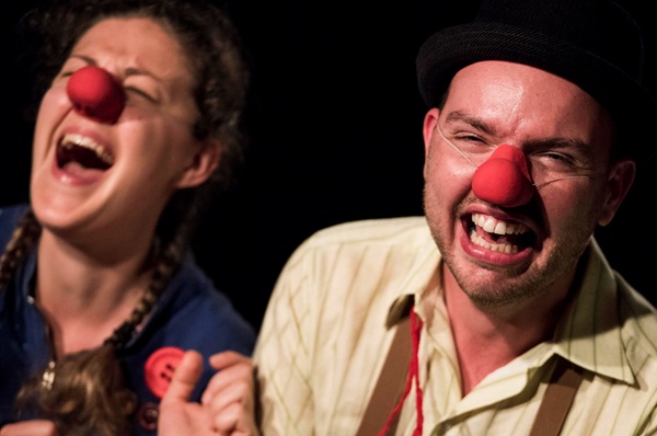 Un homme et une femme déguisés en clown
