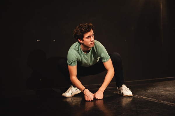 homme sur scène jouant une pièce de théâtre
