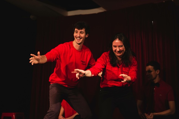 Un homme et une femme sur scène lors d'un cours d'improvisation théâtrale